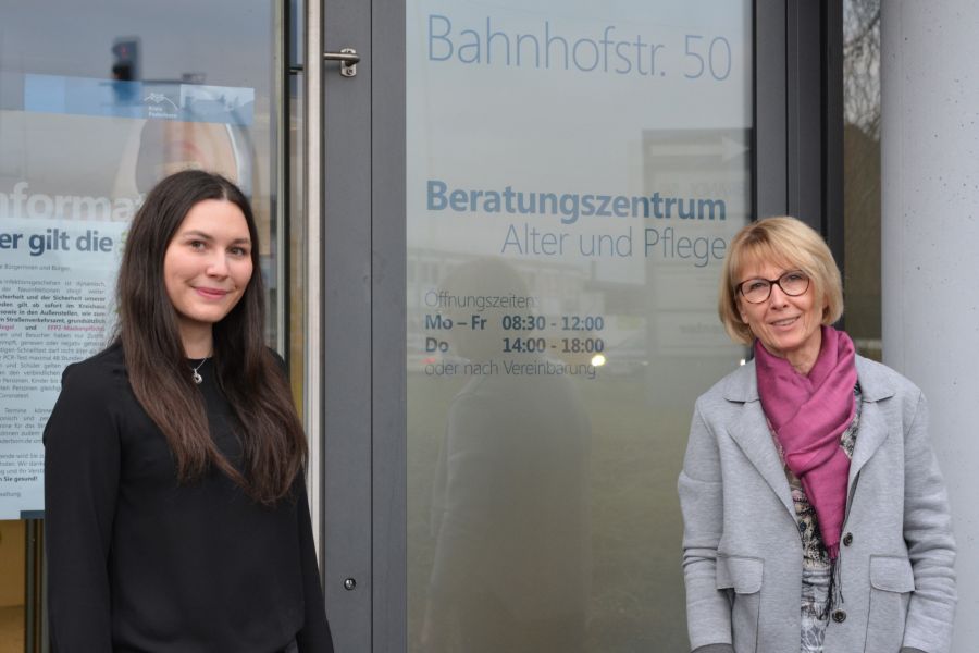 Gemeinsam helfen sie den Menschen, die ihre rechtlichen Angelegenheiten nicht alleine regeln können – Christine Arndt (links) und die rechtliche Betreuerin Gunda Köster Fotorechte: Kreis Paderborn, Presse- und Öffentlichkeitsarbeit, Meike Delang